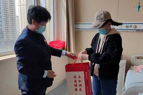 AG捕鱼王仁愛天使捐助患有多發性骨髓瘤的李小彥
